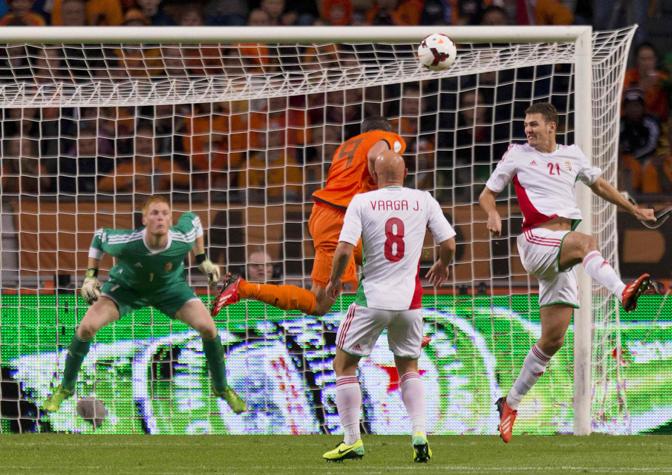 Robin van Persie segna il gol dell'1-0 in Olanda-Ungheria. Action Images
